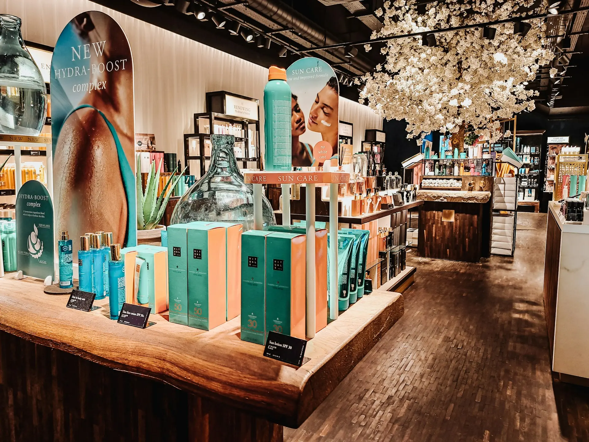 Tienda de dermocosmética con productos de cuidado de la piel en exhibición